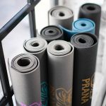 PRANA Prémium "Grey Power", jógamatrac  hordozó hevederrel