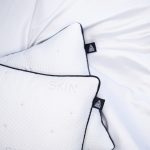 Recovery alvópárna memory foam töltettel és SKIN+ overnight skin care huzattal - 40x50 cm